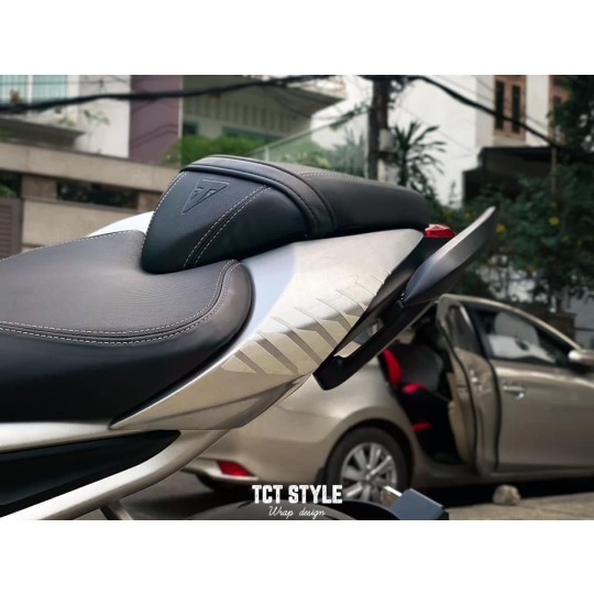 TRIUMPH STREET TRIPLE - DÁN ĐỔI MÀU BẠC